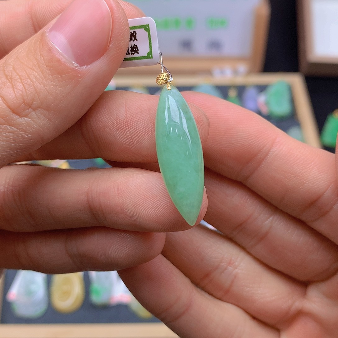 翡翠颈饰18K金镶嵌翡翠