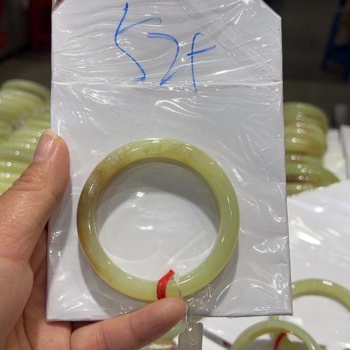 艷***貝和田玉未镶嵌手镯