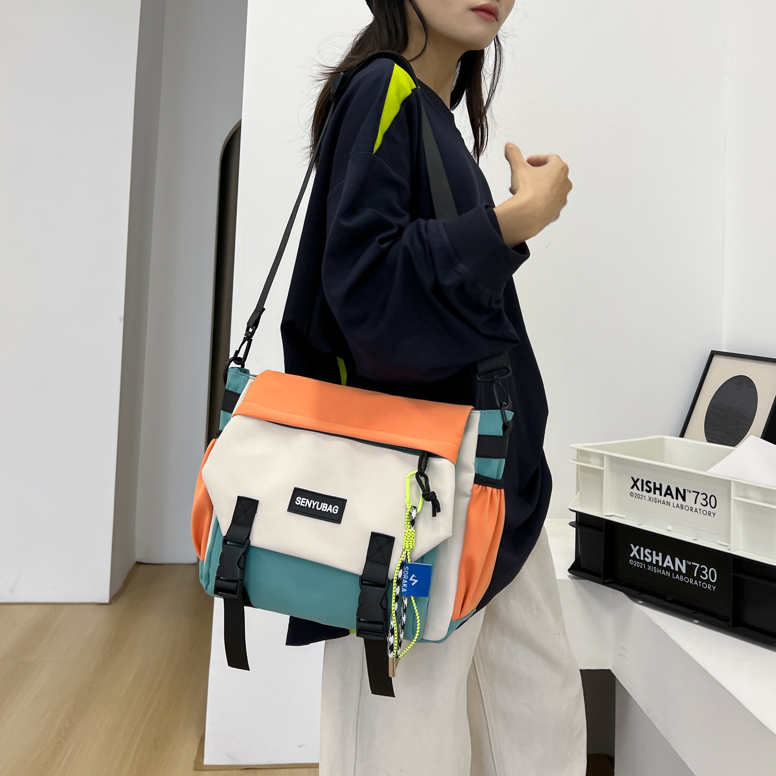 斜挎包男士新款大容量学生情侣邮差背包休闲单肩包男女同款学生包