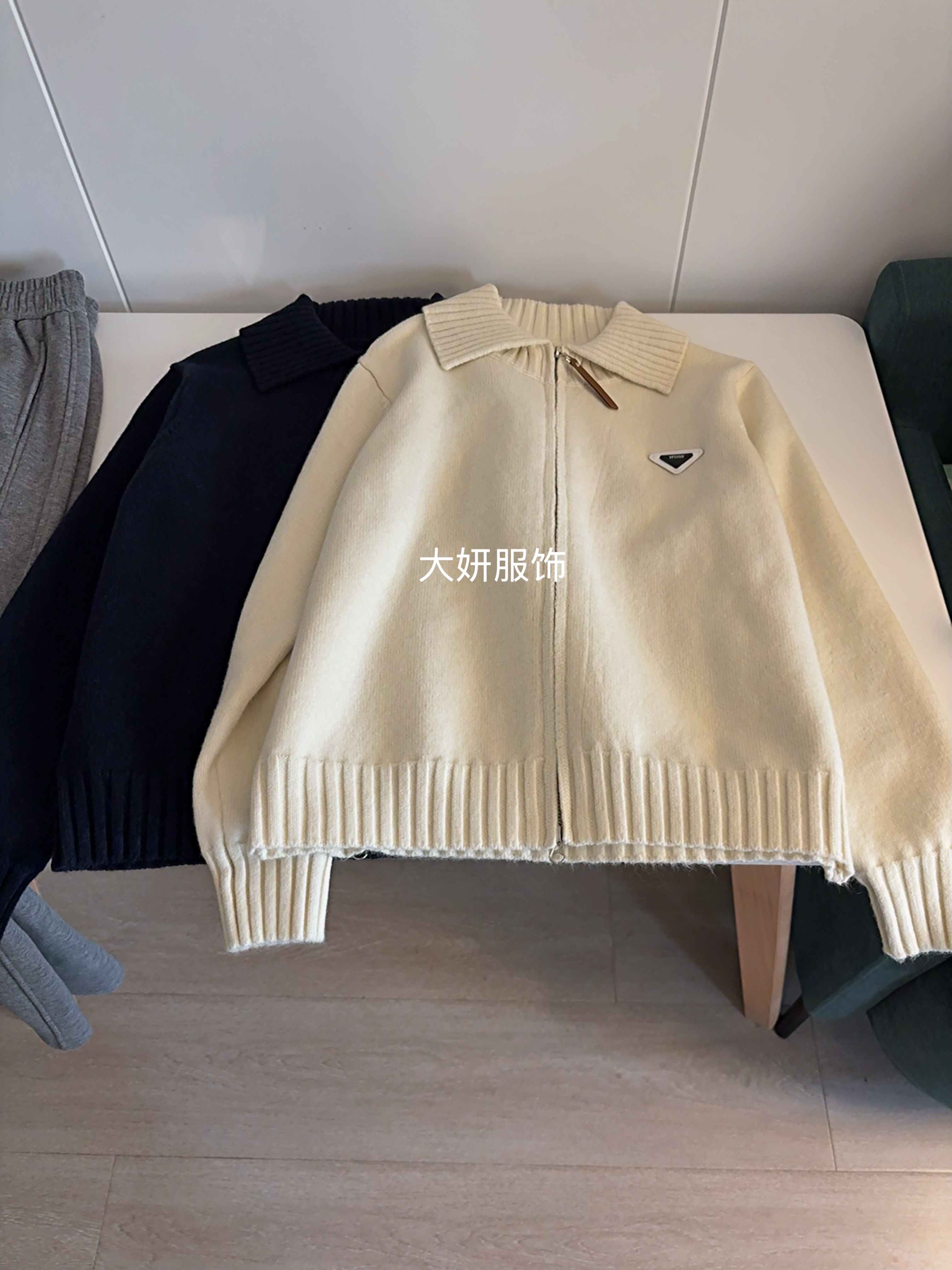 翻领开衫。简约纯色！显瘦好穿简约显瘦百搭长袖拉链毛衣