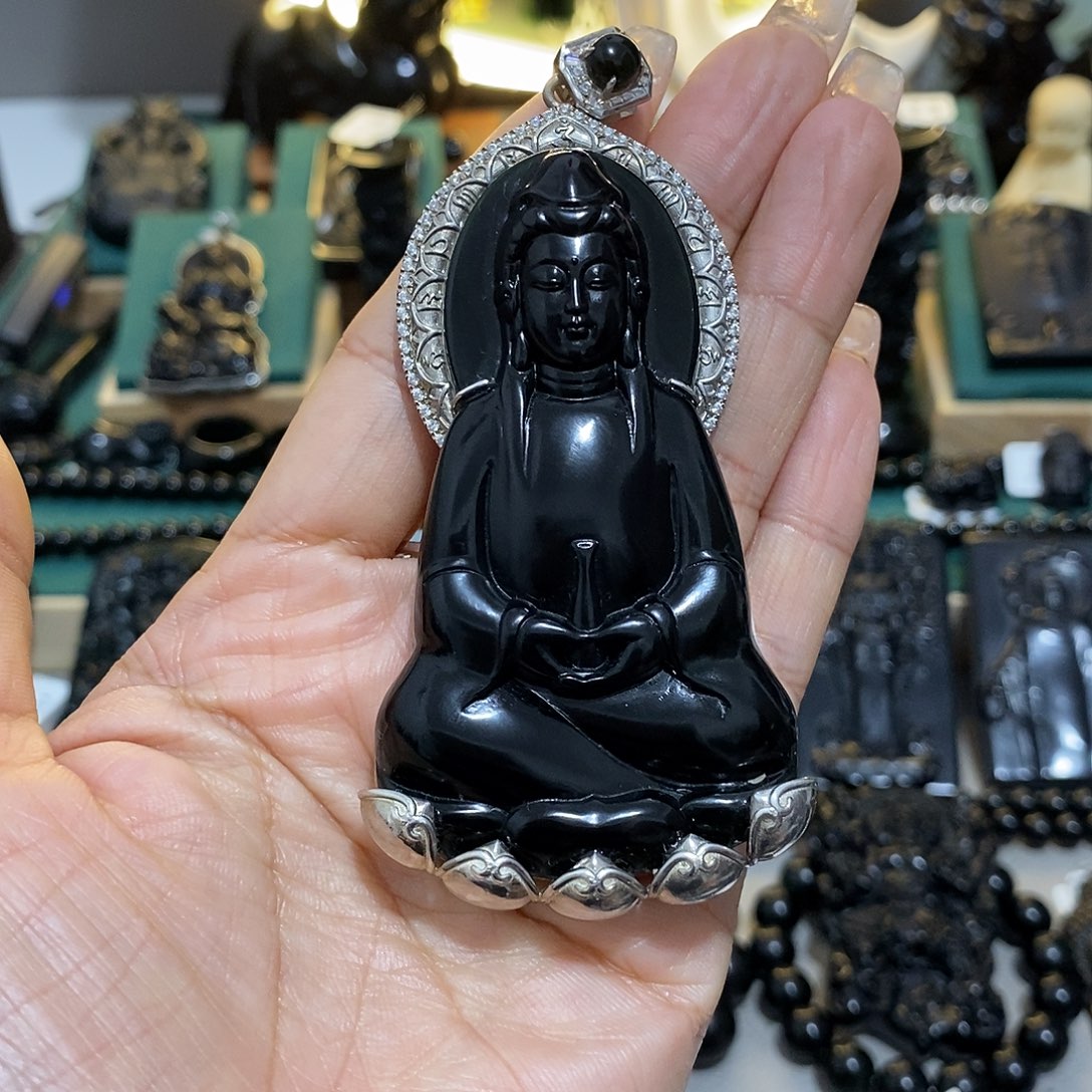 蛇纹石玉颈饰未镶嵌霸**哥