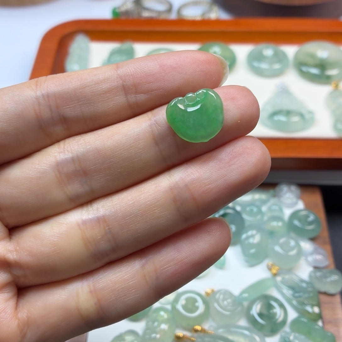 翡翠未镶嵌颈饰如意锁