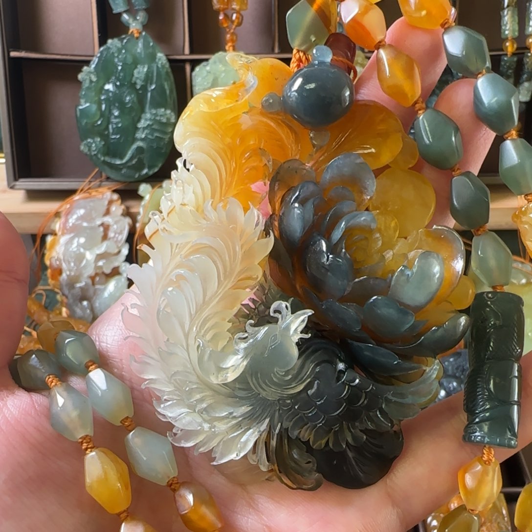 蛇纹石玉颈饰合金若**寒