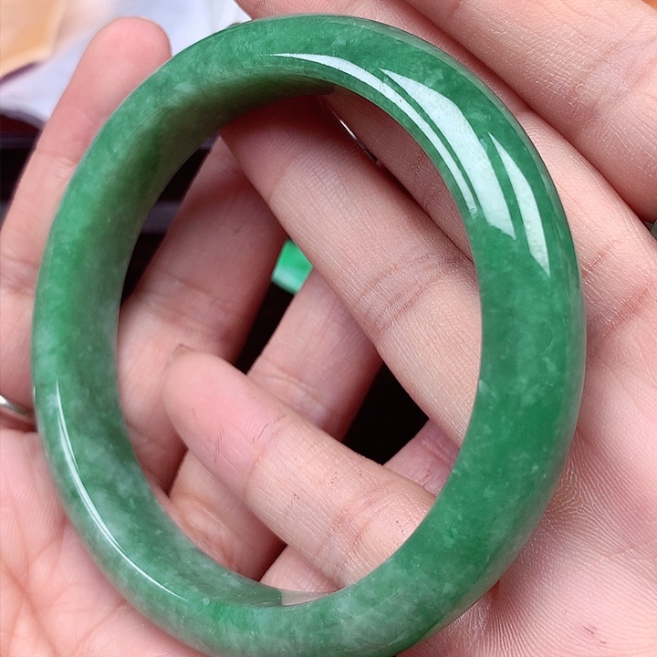 翡翠手镯未镶嵌翡翠