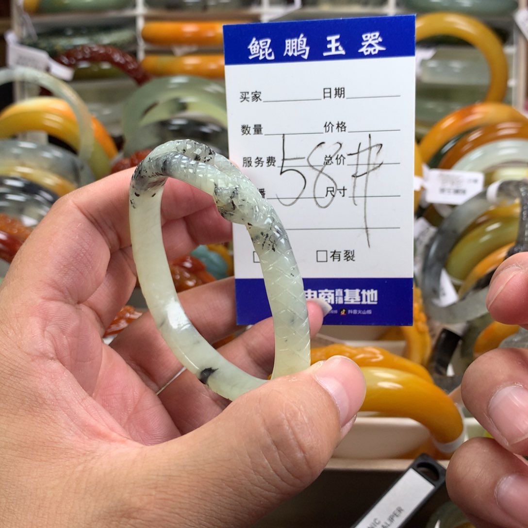 蛇纹石玉手镯未镶嵌