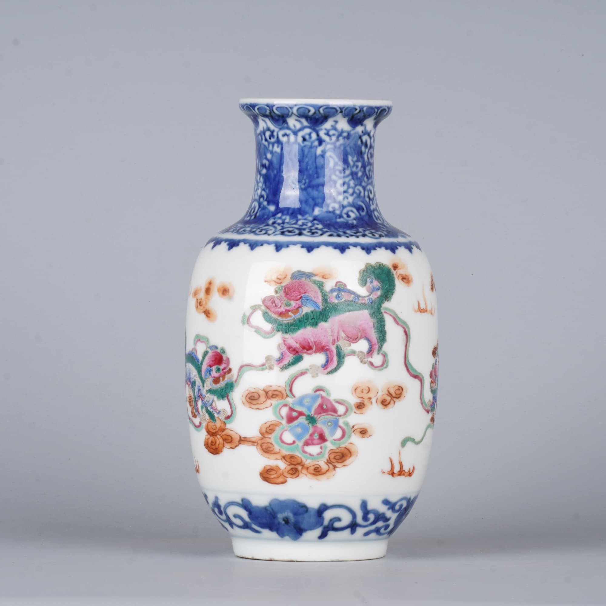 【拍卖】Lot.5015 粉彩狮子滚绣球灯笼尊