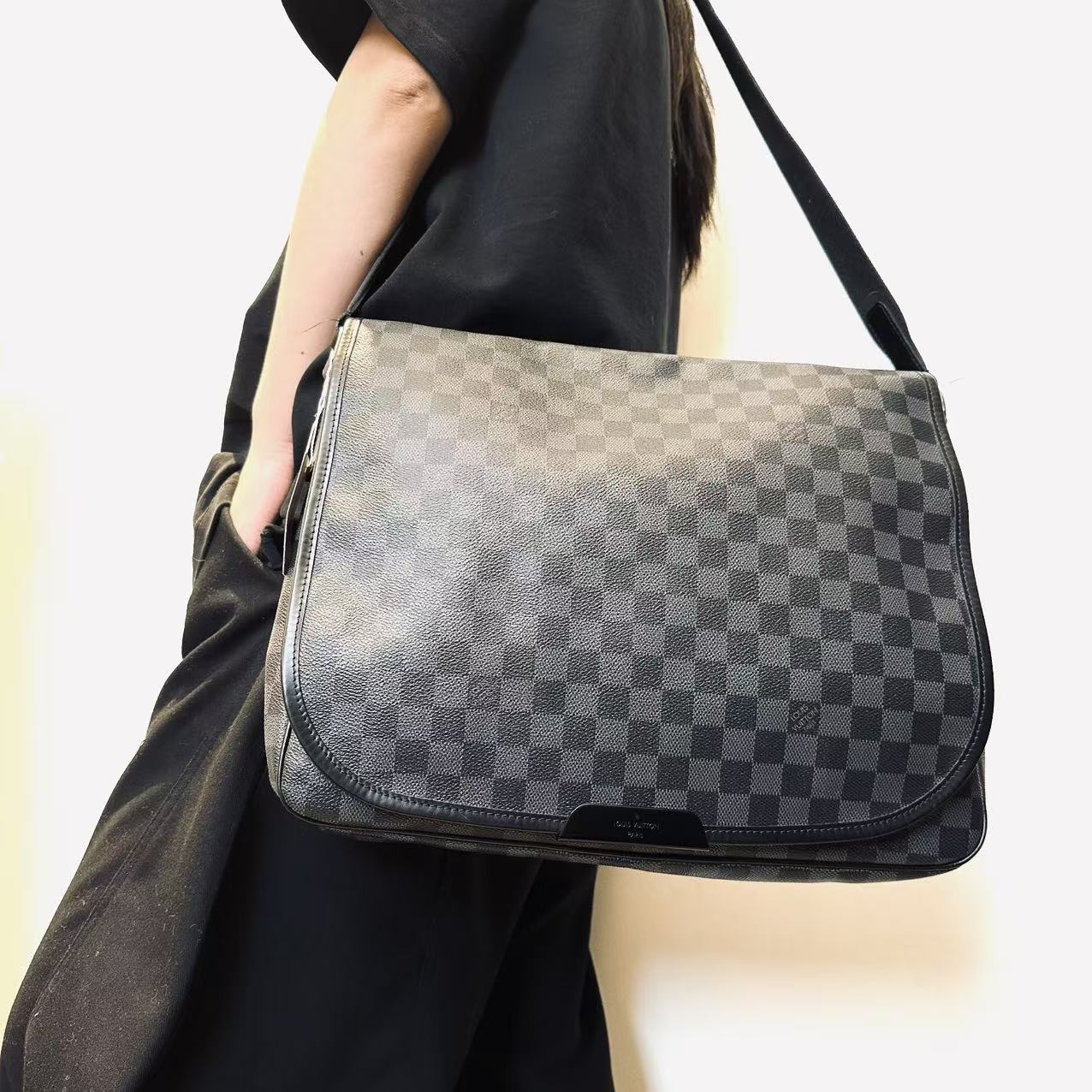 95新 LouisVuitton/路易威登 LV黑棋盘格单肩包 2506260419