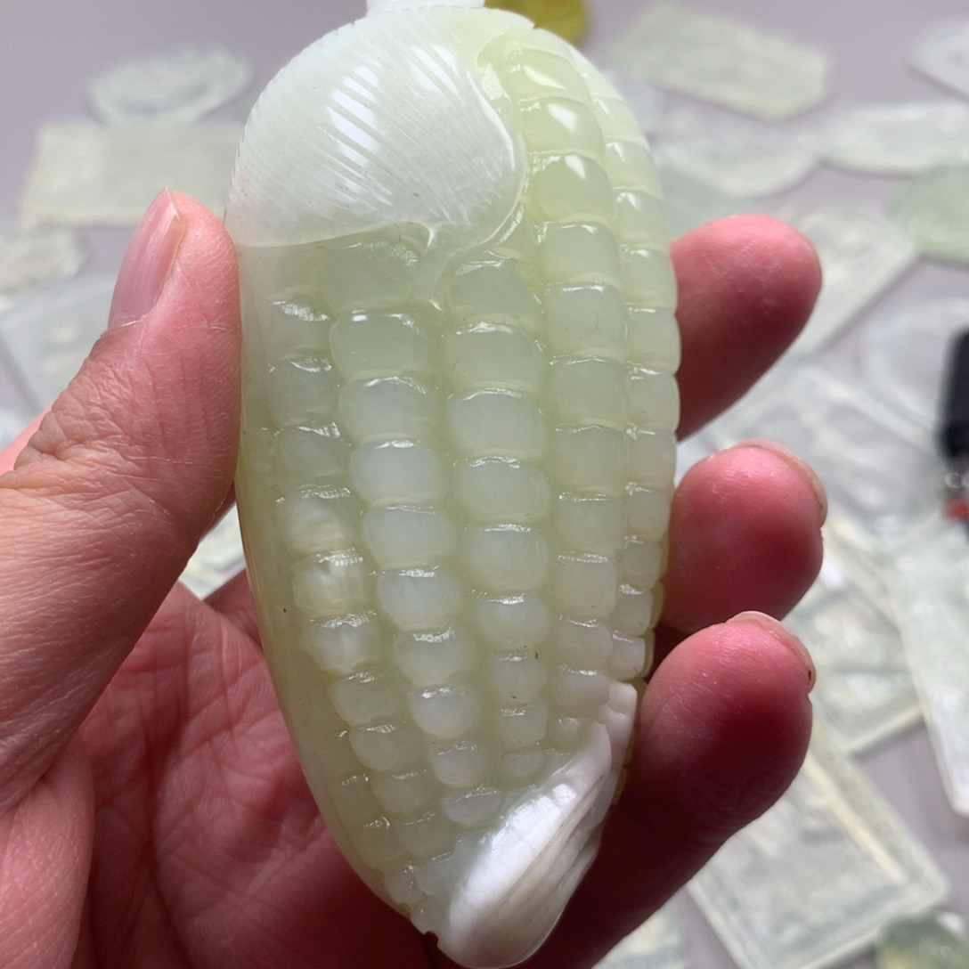 蛇纹石玉颈饰未镶嵌