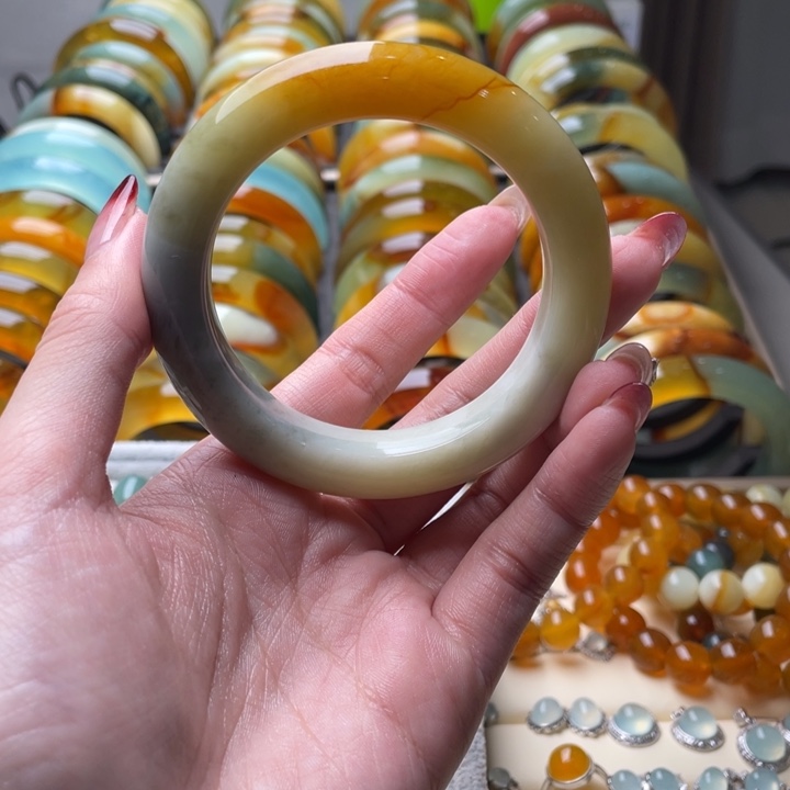 蛇纹石玉手镯未镶嵌