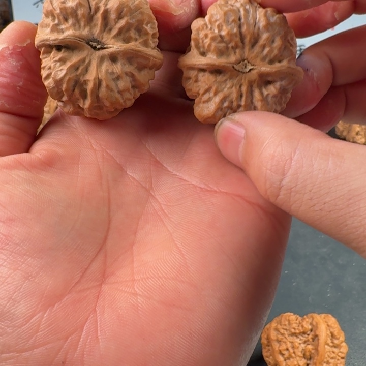 疯***座文玩核桃吊坠蛤蟆的眼睛是真的好看