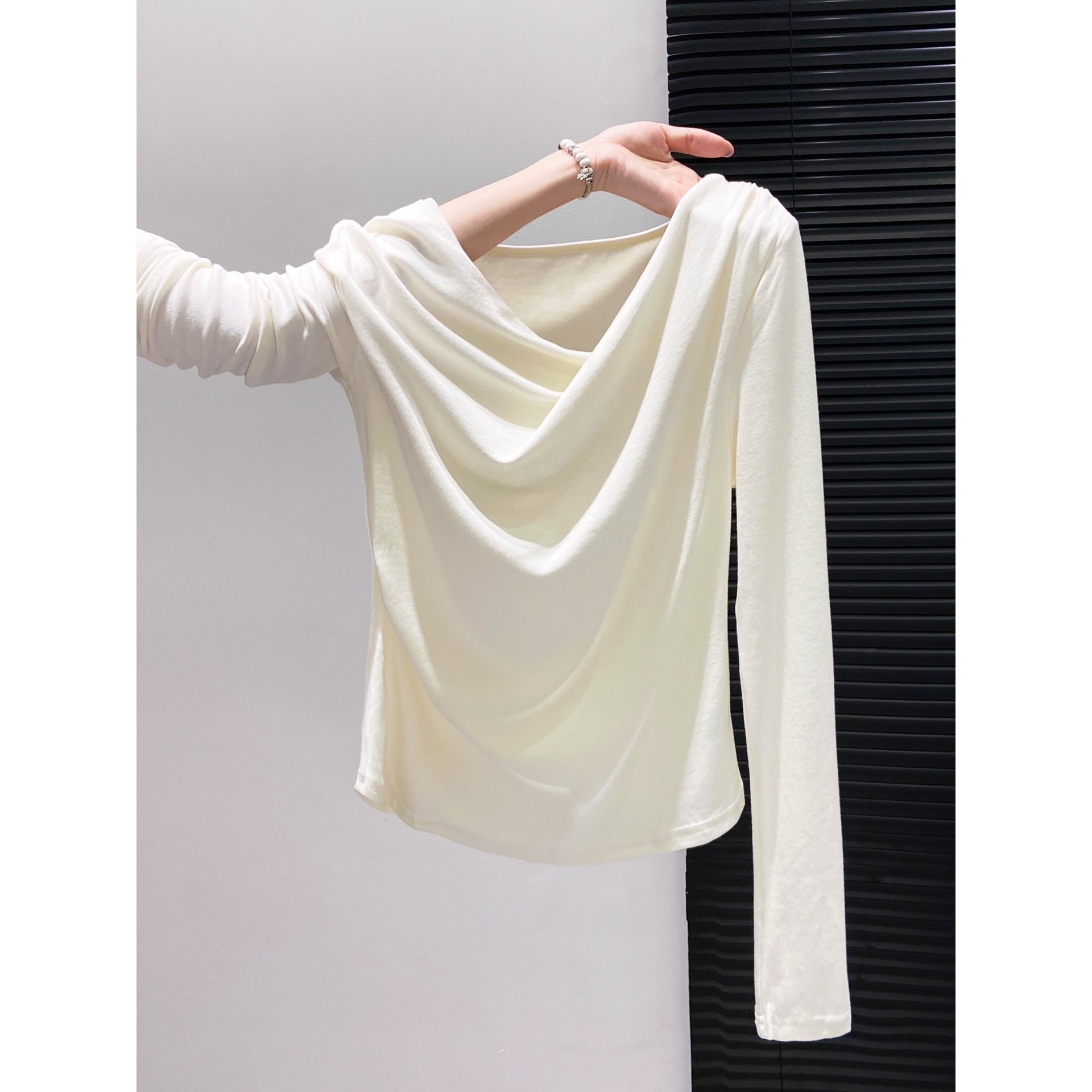 高级感气质荡领一字肩露锁骨长袖上衣秋季杏色温柔褶皱掐腰T恤女