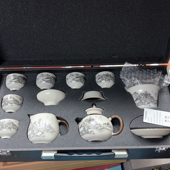 孤品茶具套装等等。     