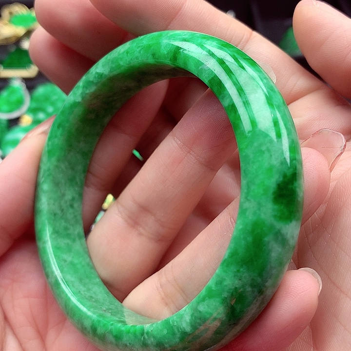 翡翠手镯未镶嵌翡翠