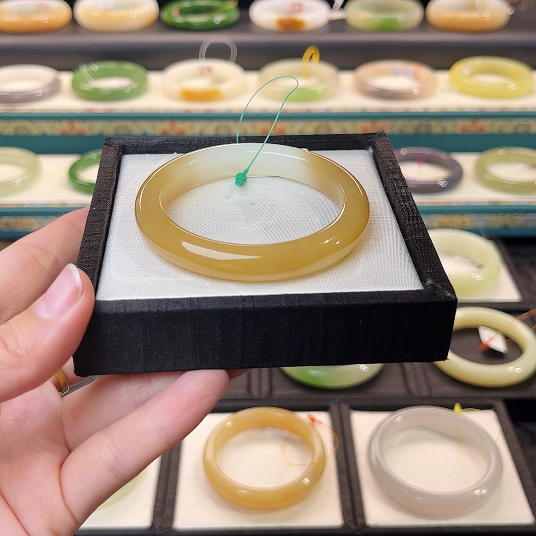 和田玉手镯未镶嵌 蜜糖 糖白