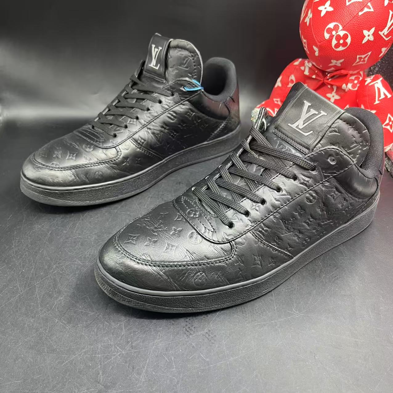 95新 LouisVuitton/路易威登 黑武士浮雕板鞋41欧码lz212