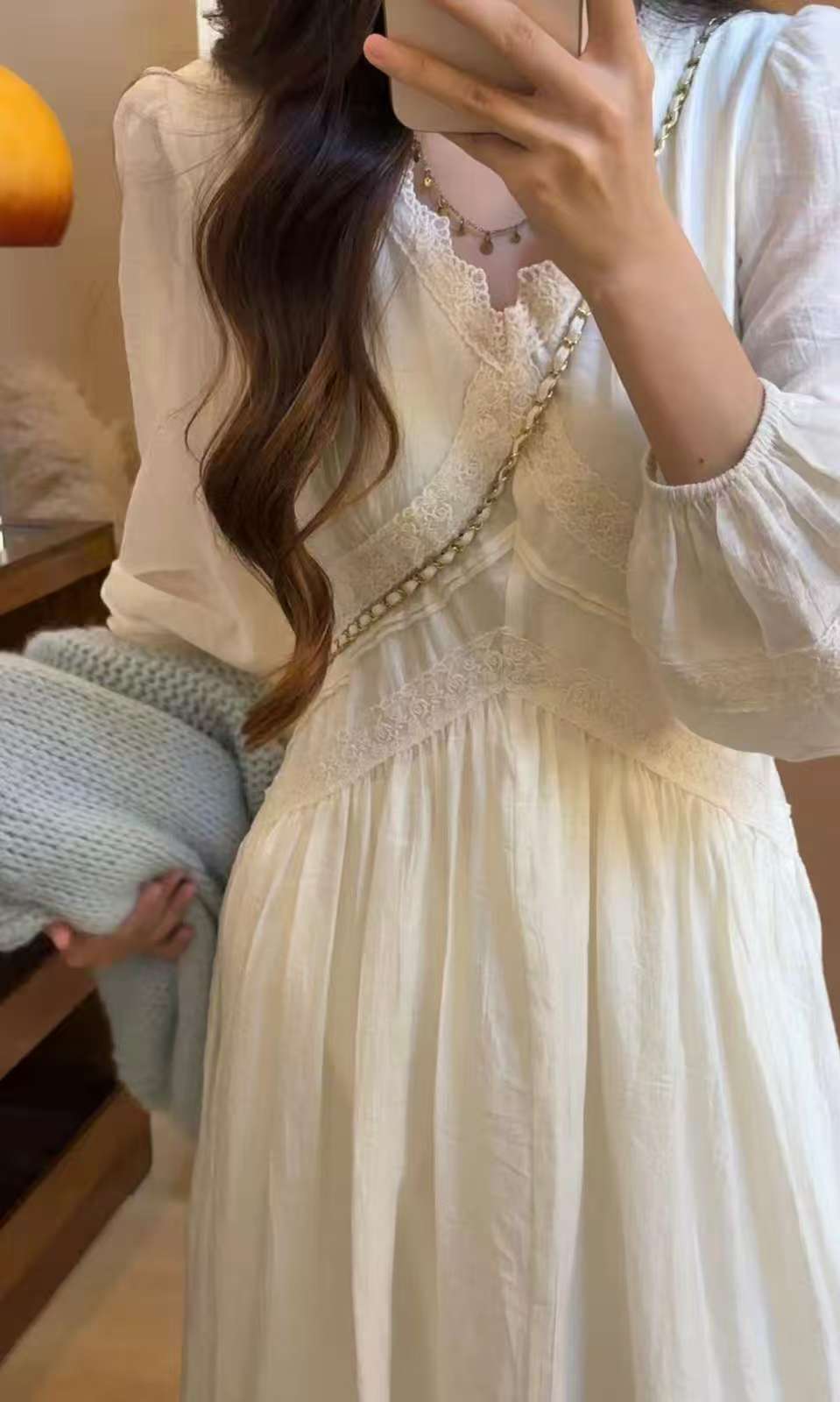 法式温柔风V领晨雾奶酪秋季新款腰显瘦气质时尚刺绣连衣裙女