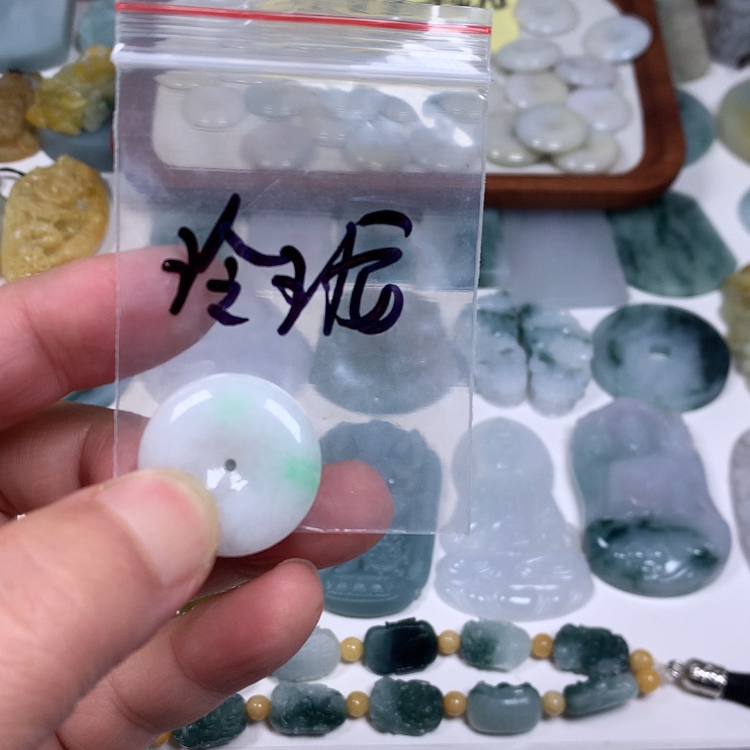画***珑翡翠未镶嵌颈饰平安扣
