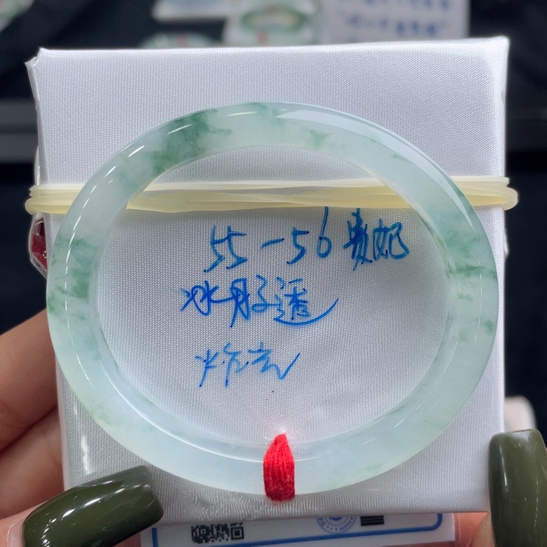 翡翠手镯未镶嵌翡翠手镯