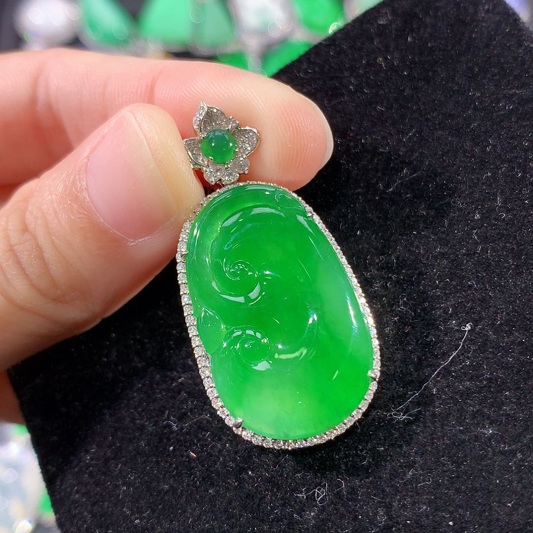 翡翠18K金镶嵌颈饰