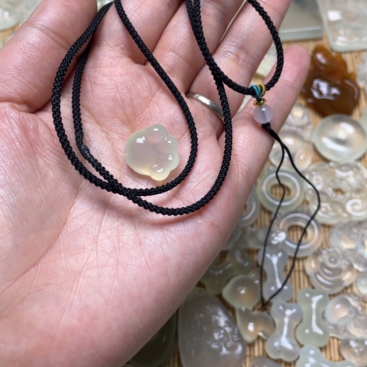 蛇纹石玉颈饰未镶嵌