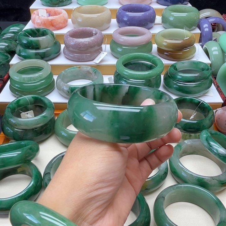 快***福石英质玉（非洲翠）未镶嵌手镯