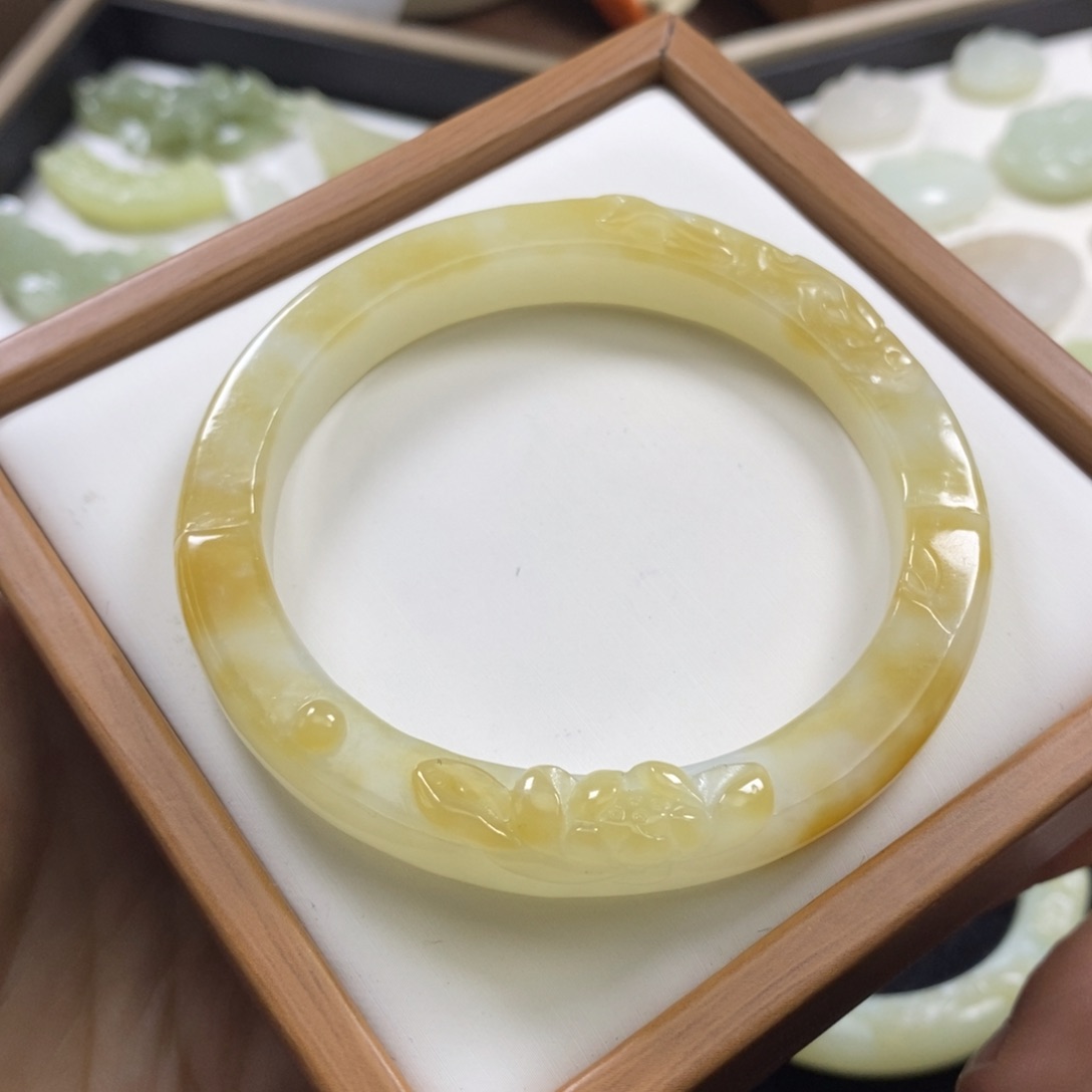 【闪购商品】和田玉糖宝立体荷花手镯58未镶嵌