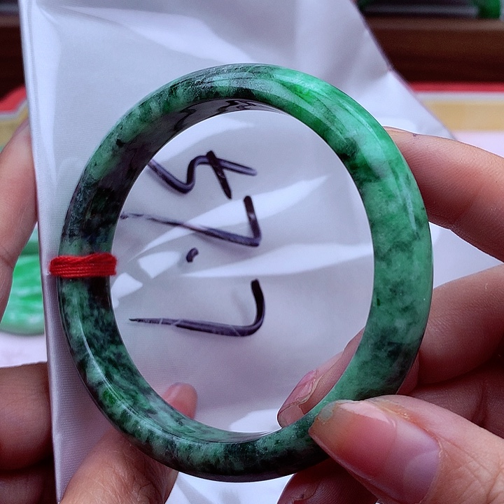 翡翠手镯未镶嵌翡翠