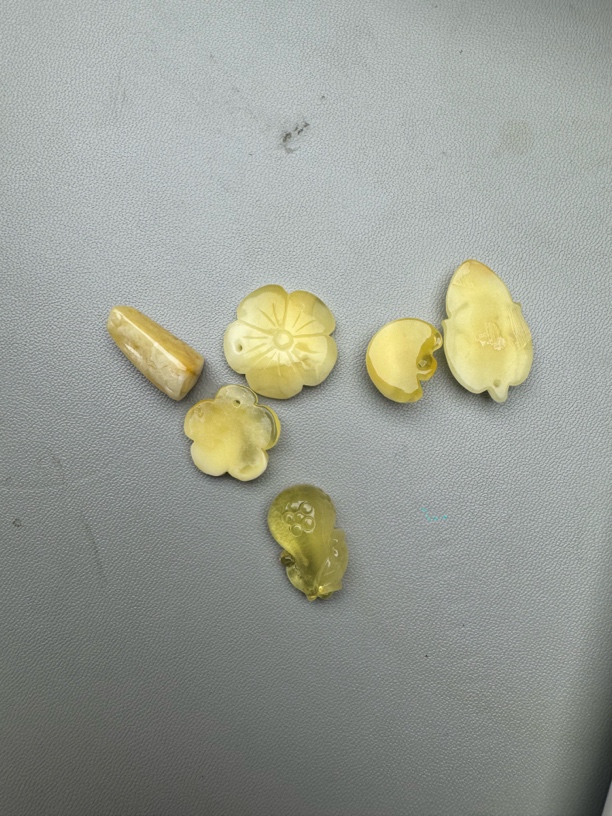 蜜蜡雕刻件 随机发货1个