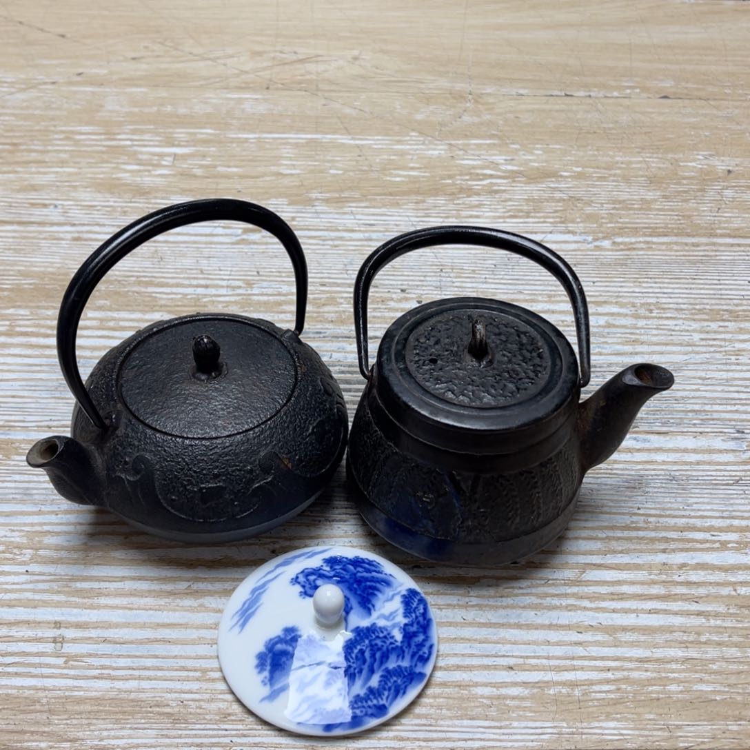 瓷片密密麻麻地排列着一个