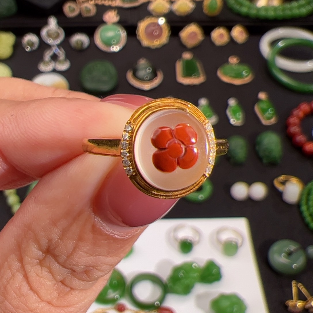 南红玛瑙俏色小花戒指18K金镶嵌