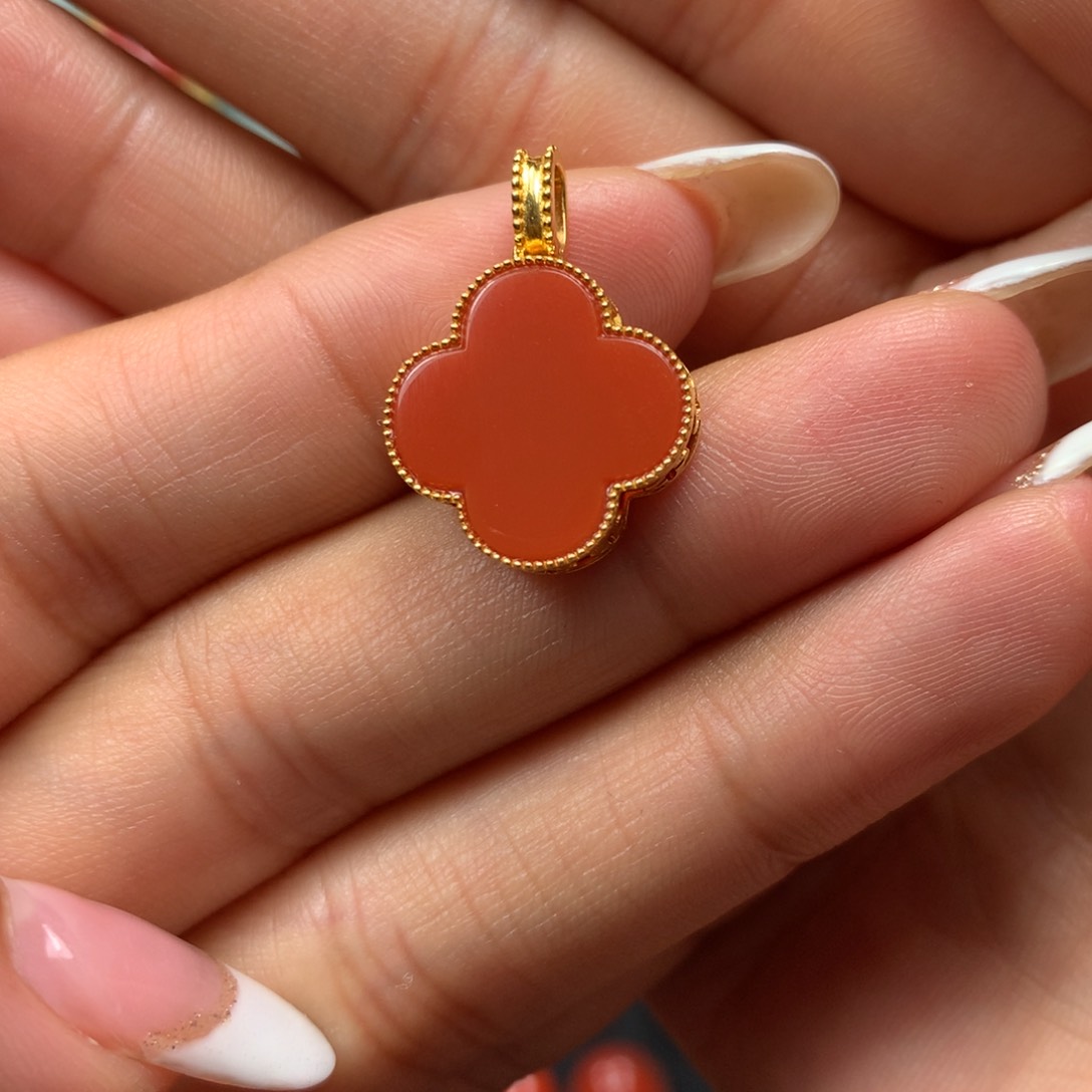 18K金镶嵌吊坠南红玛瑙