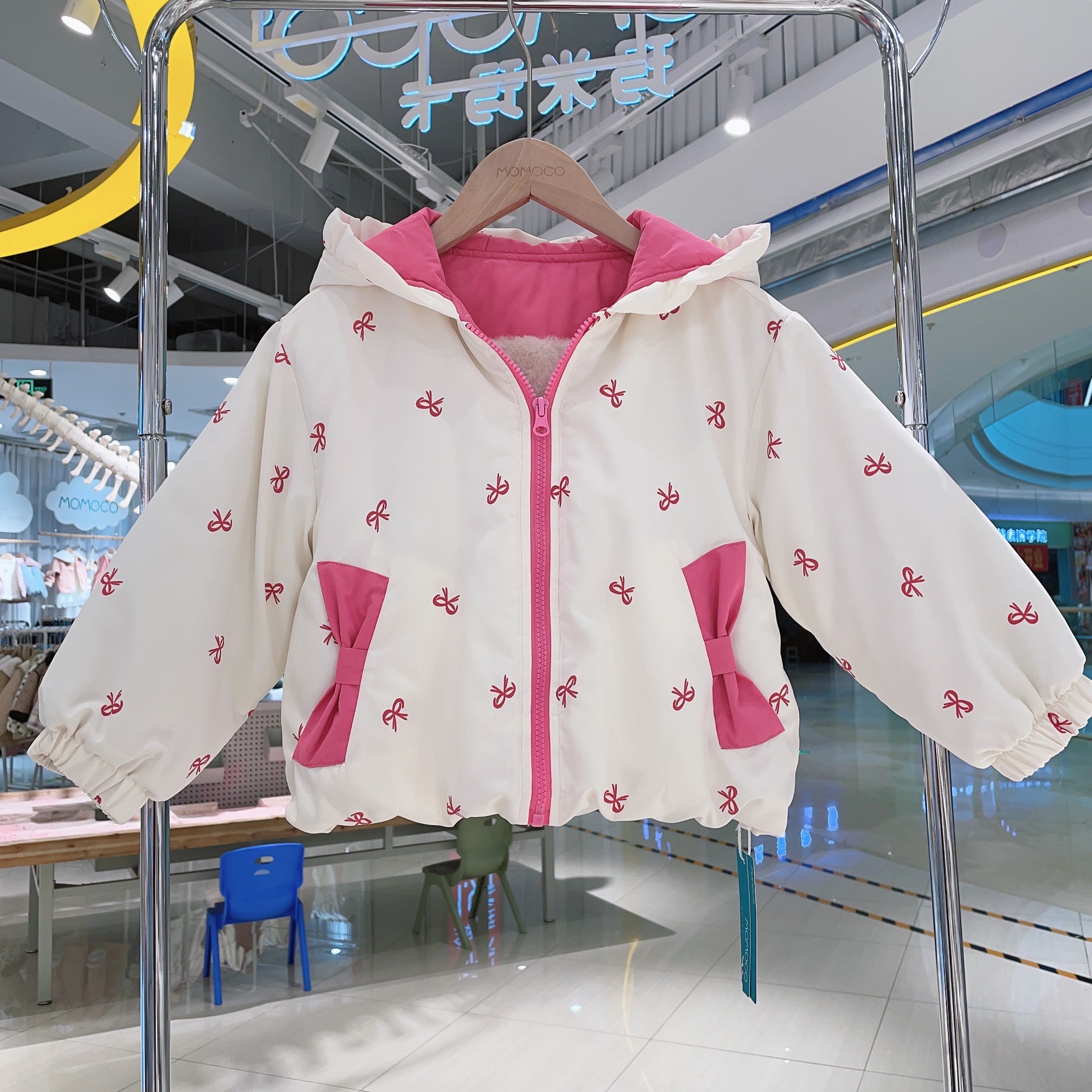 MOMOCO冬季新款棉衣百搭洋气女童满印蝴蝶结加绒棉服77830101035