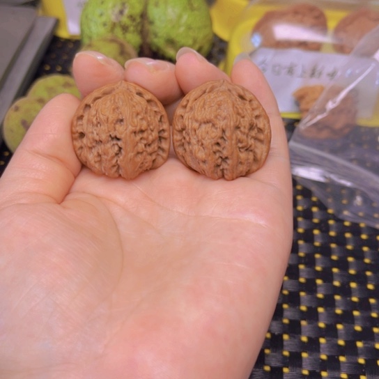 文玩核桃吊坠白狮子