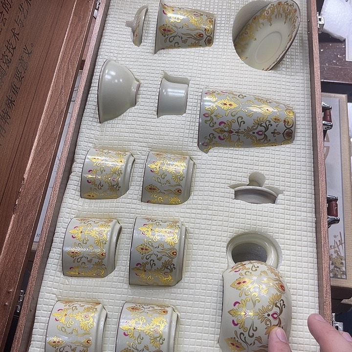 孤品茶具套装等。        