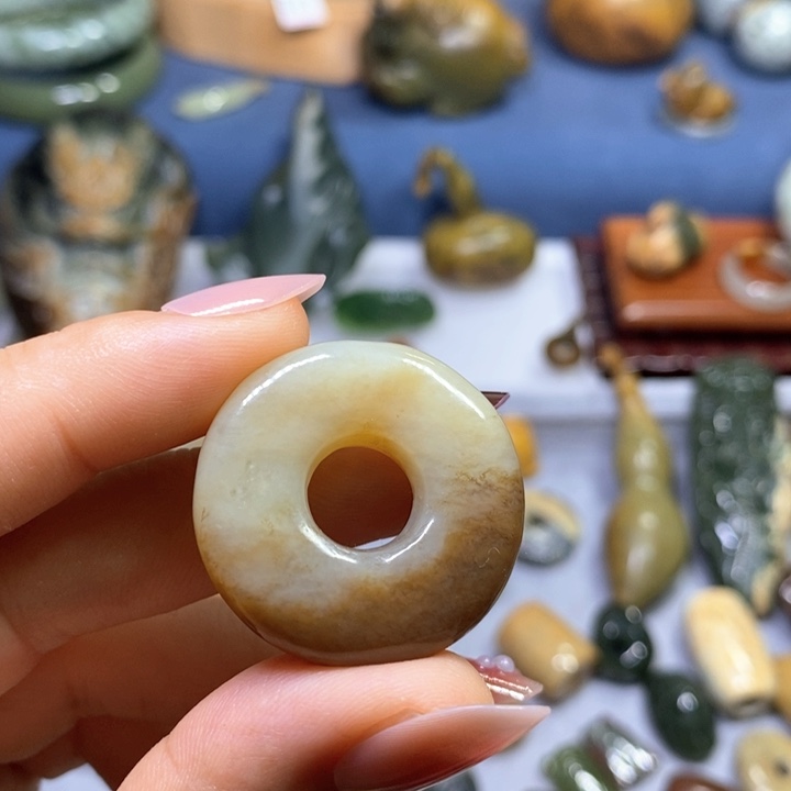 白***爷透闪石质玉未镶嵌挂件