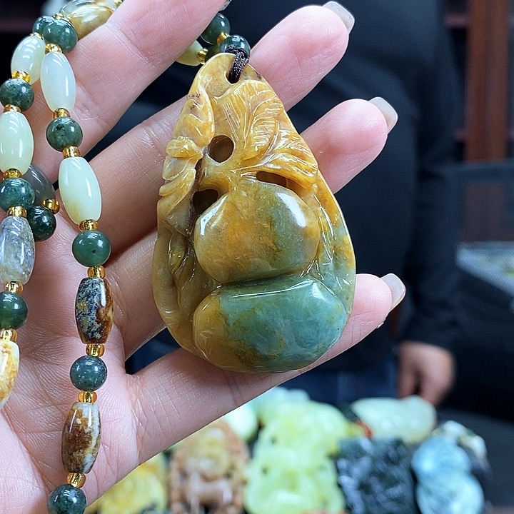 蛇纹石玉吊坠未镶嵌