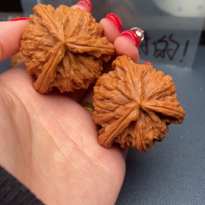 V***z文玩核桃吊坠白狮子