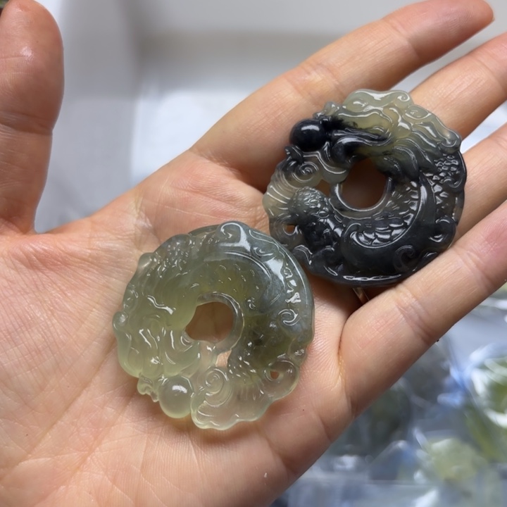 颈饰玻璃一颗，喊我选
