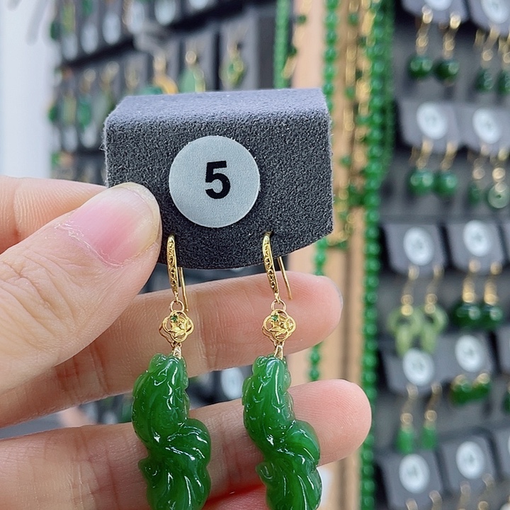 18K金镶嵌和田玉耳饰