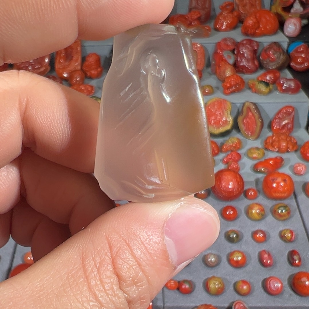 南红玛瑙未镶嵌冰料雕刻牌子