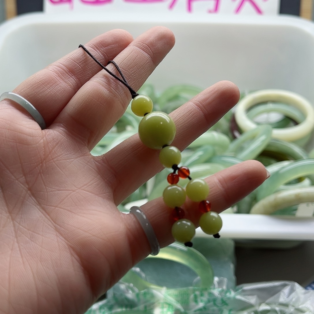 蛇纹石玉手镯未镶嵌