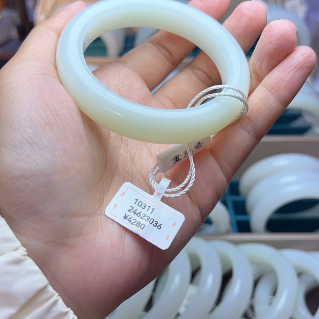 和田玉手镯未镶嵌雅*?