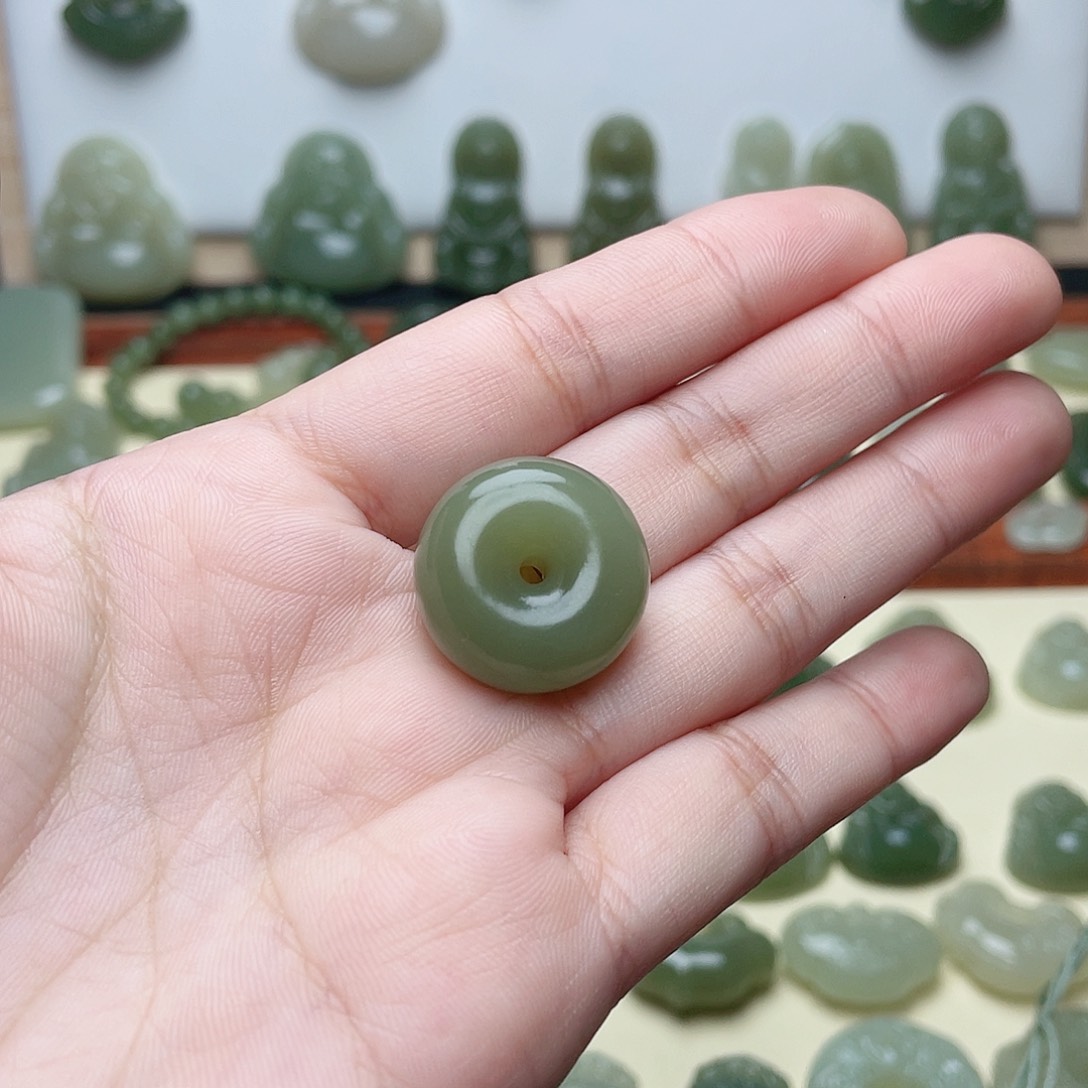 和田玉颈饰未镶嵌打****堆