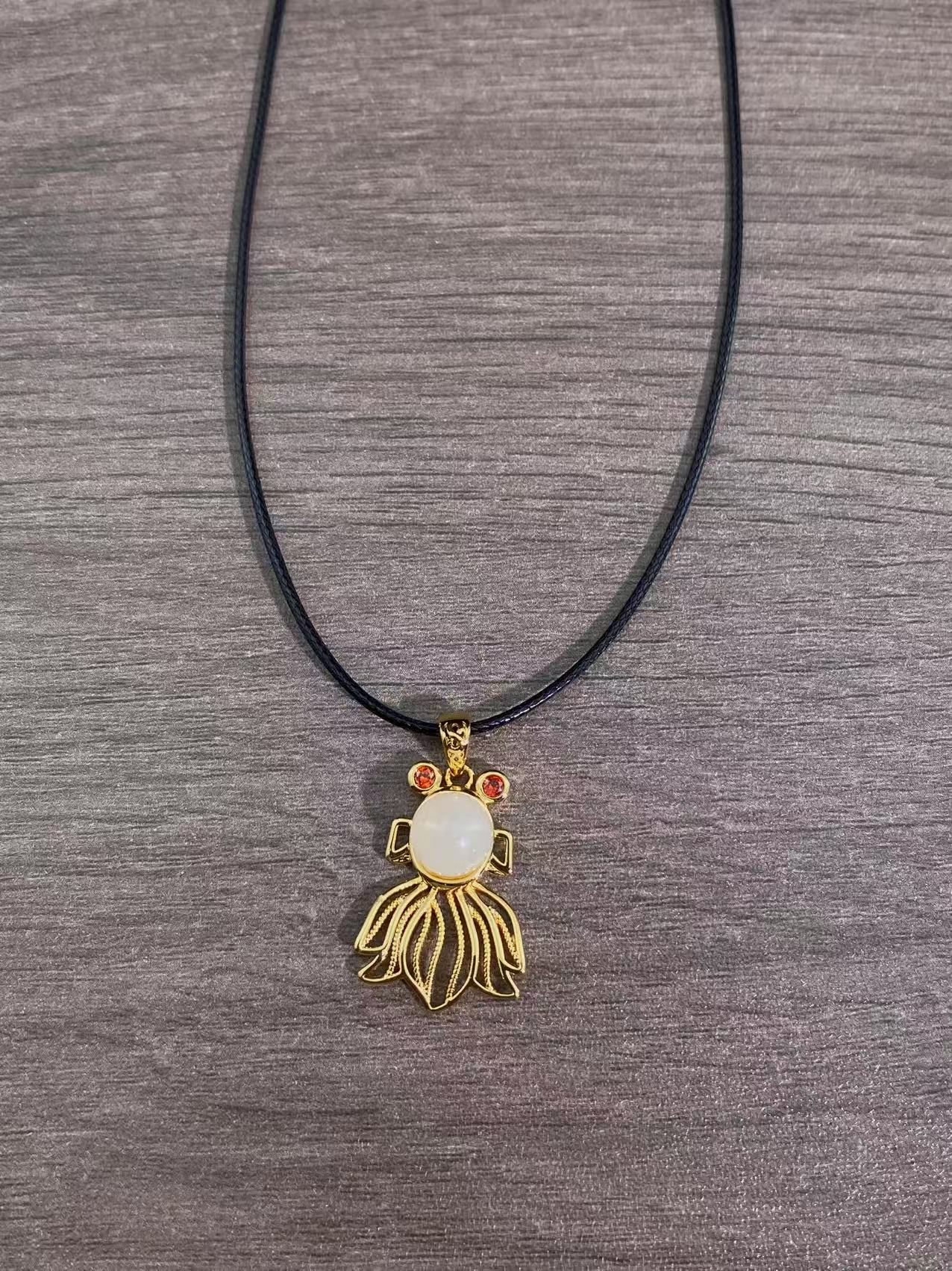 天然和田玉镶嵌金鱼吊坠82