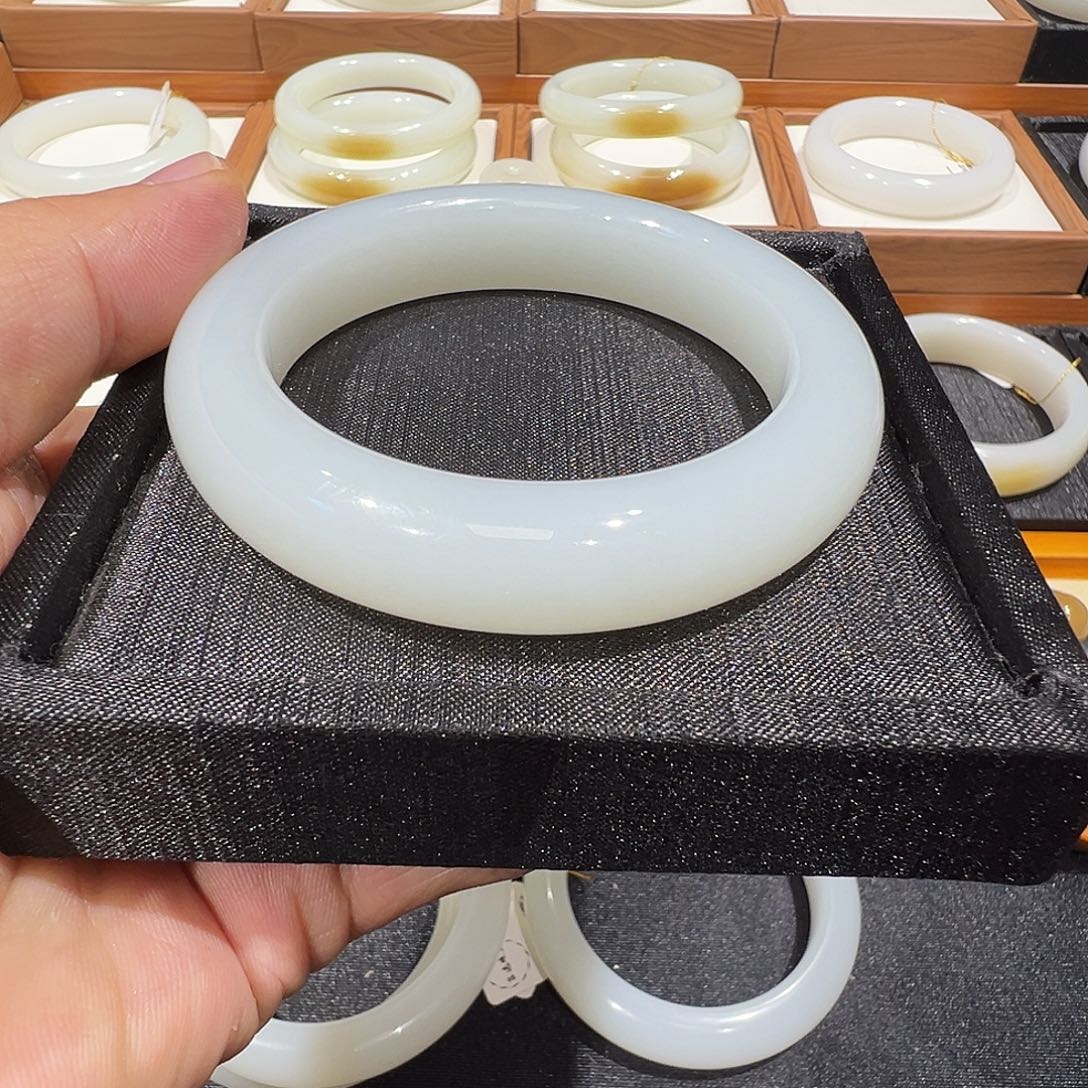 和田玉未镶嵌手镯