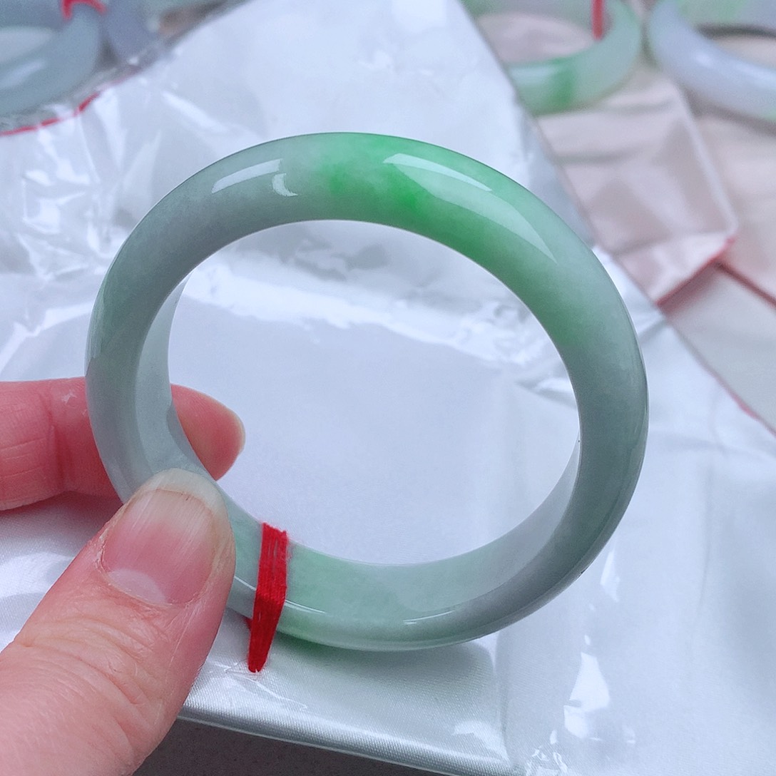 翡翠手镯未镶嵌。。