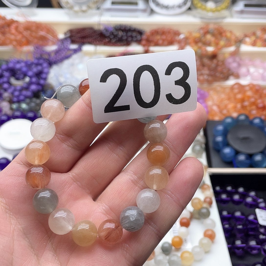 水晶手链未镶嵌是****天然