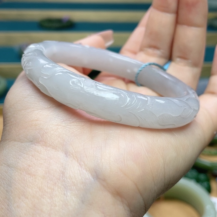 和田玉手镯60圈口。编号99未镶嵌