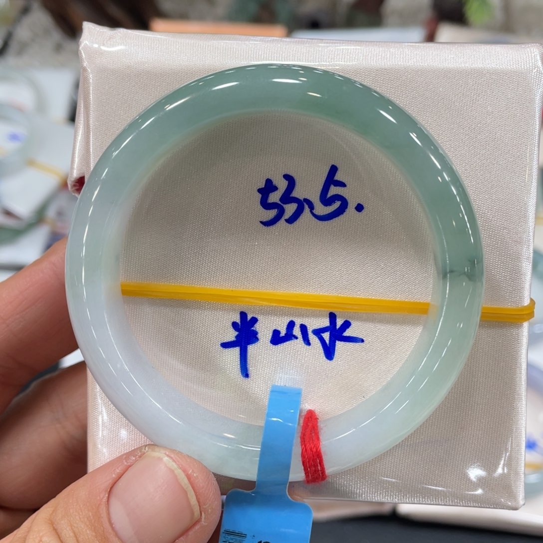 翡翠手镯未镶嵌翡翠