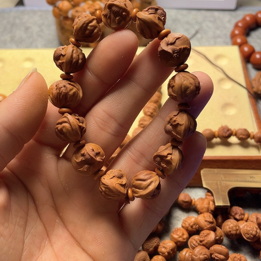 龙纹桃核雕刻金鱼